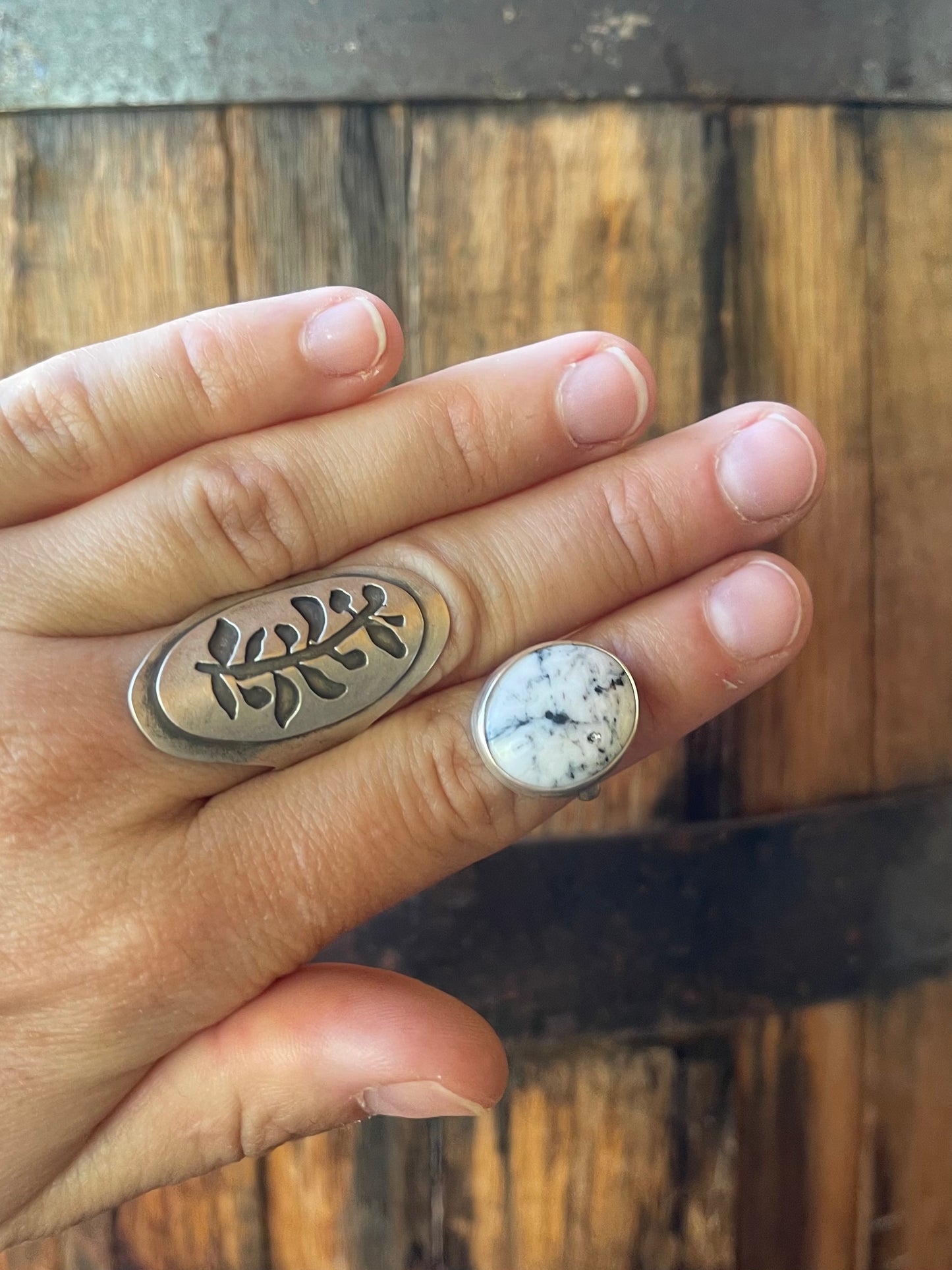 white buffalo ring • size 6.25